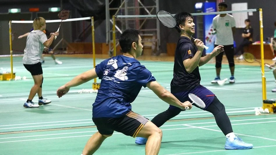 有爱!梁靖崑1-2不敌小勒布伦一脸惊讶,孙颖莎微笑着帮他复盘失利